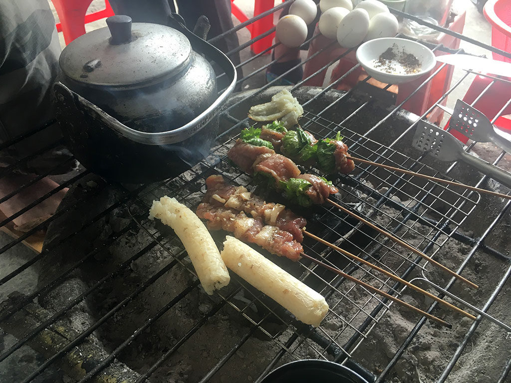 Thịt nướng và cơm ống tre