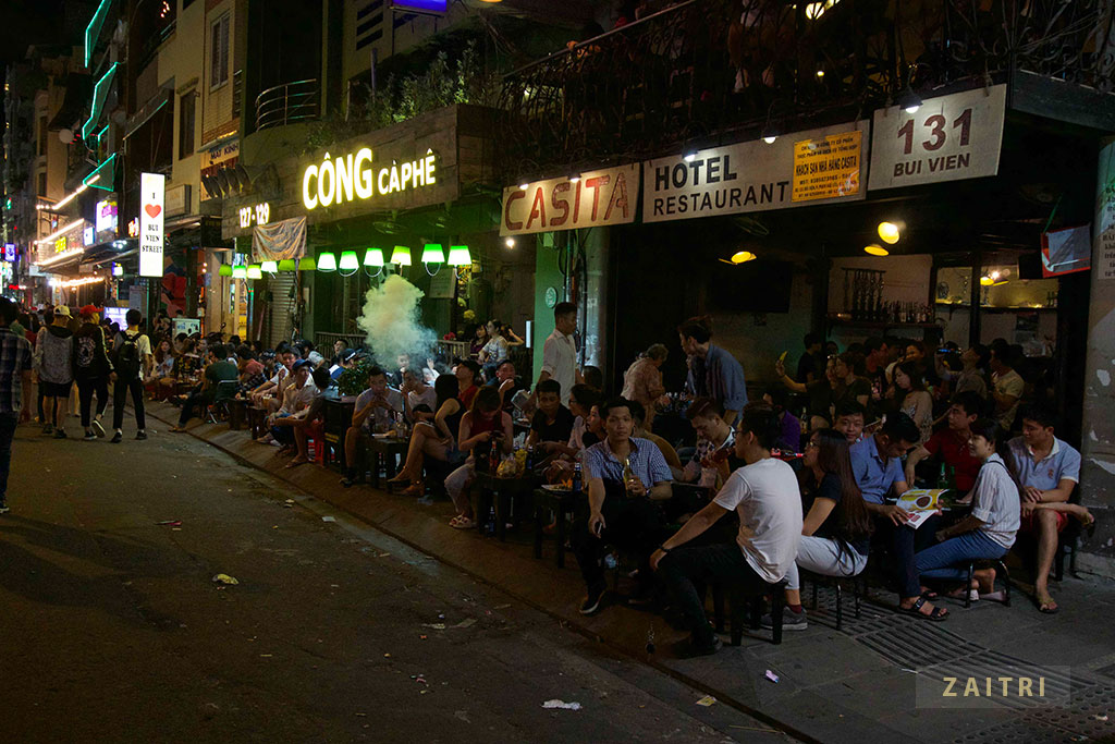 Các bạn trẻ Việt Nam khá đông