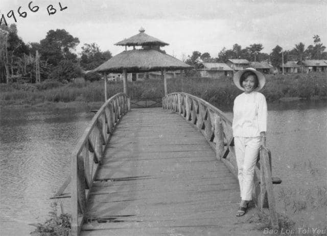 phụ nũ chụp ảnh ở hồ Bảo Lộc 1966