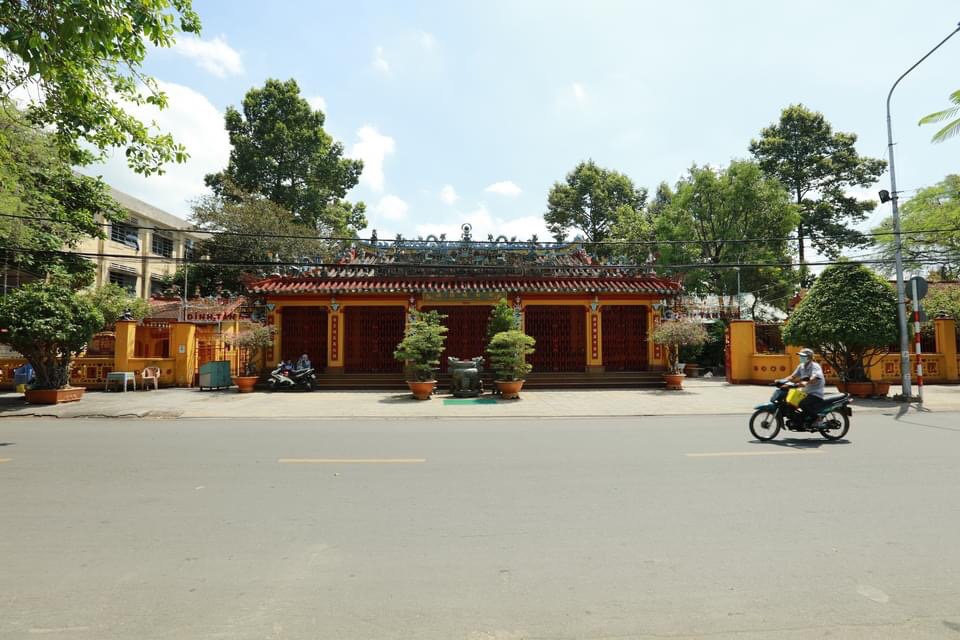 Đình Tân Lân và đường Nguyễn Văn Trị - Photo: Nguyễn Bảo Châu