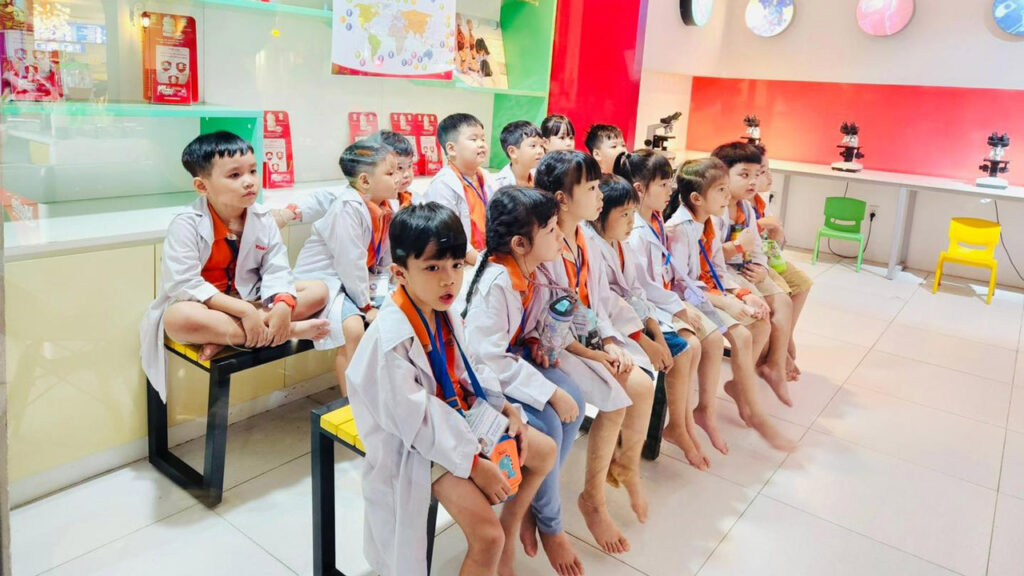 Trẻ em được trải nghiệm làm nhà khoa học tại Vietopia