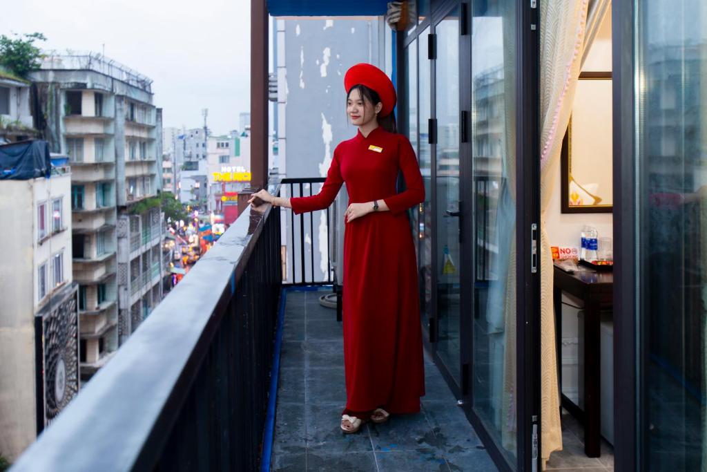 The Rice Hotel Bùi Viện – Khách Sạn Gần Bến Thành & Phố Tây Sài Gòn 4 The Rice Hotel & Trave 180 Bùi Viện khách sạn có ban công nhìn xuống con đường Bùi Viện náo nhiệt khi đêm xuống