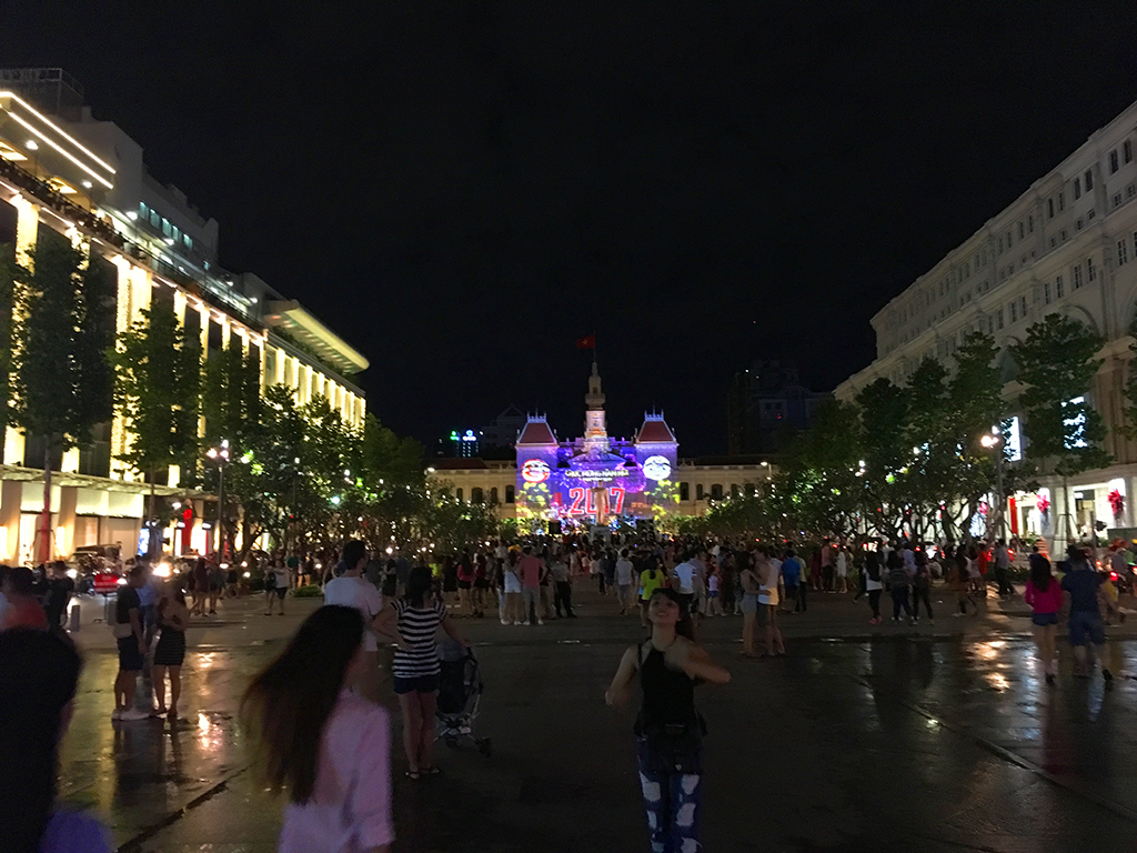 UBND Thành phố Hồ Chí Minh sẽ chiếu đèn Laser nghệ thuật