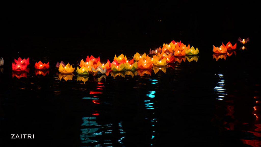Thả đèn hoa đăng dưới kênh Nhiêu Lộc