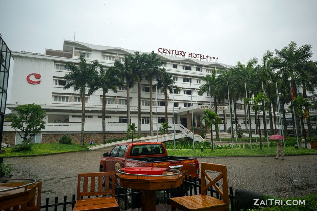 Century Hotel 4 sao hơi cổ kính nhưng view nhìn ra sông Hương và toàn cảnh cây cầu Trường Tiền