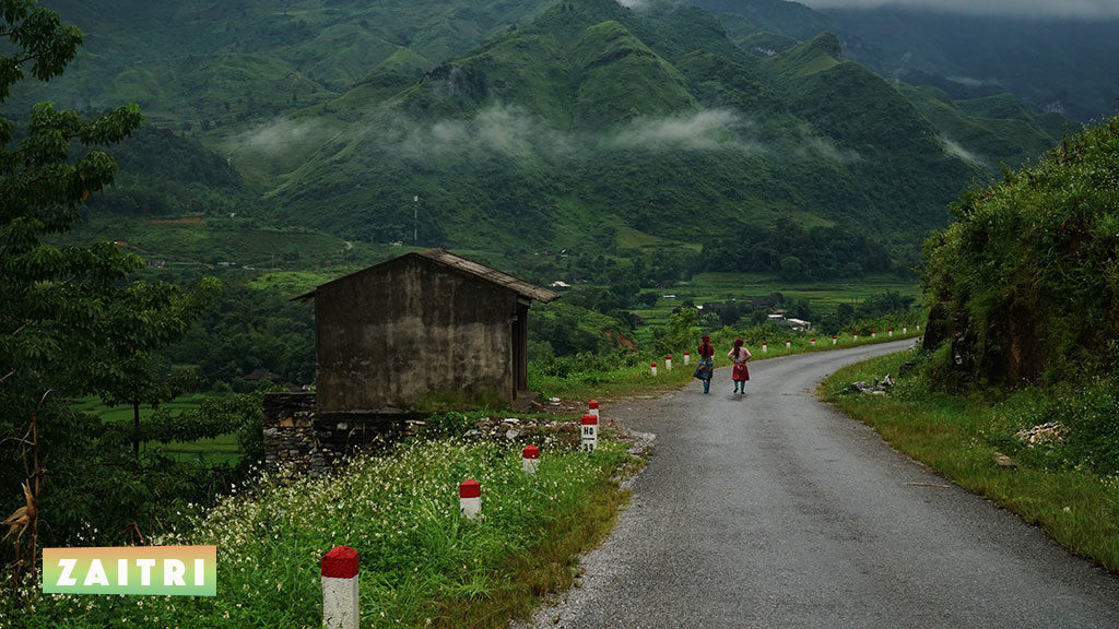 Con đường dẫn vào làng dân tộc Du Già
