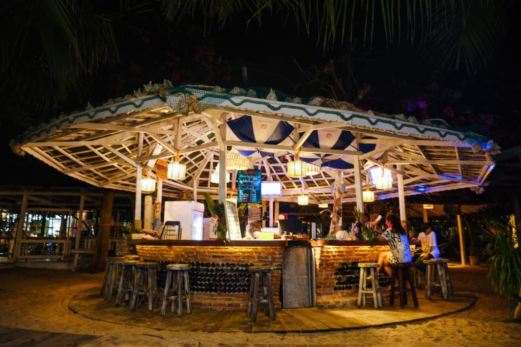 Quầy bar Coco Beachcamp Lagi về đêm lung linh huyền ảo .